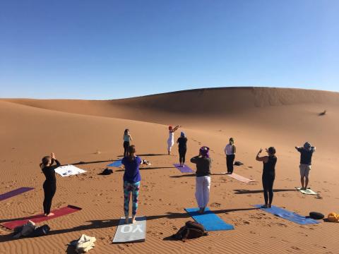 stage yoga desert maroc, randonee yoga, yoga, stage yoga dans le desert maroc, meditation desert maroc, stage meditation desert, stage yoga chegaga