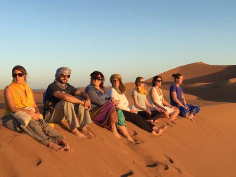 stage yoga desert maroc, randonnée yoga, yoga, stage yoga dans le desert maroc, méditation desert maroc, stage méditation desert, stage yoga chegaga