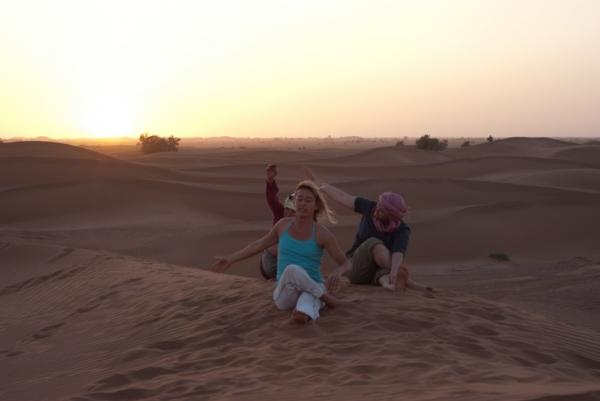 stage yoga desert maroc, randonee yoga, yoga, stage yoga dans le desert maroc, meditation desert maroc, stage meditation desert, stage yoga chegaga
